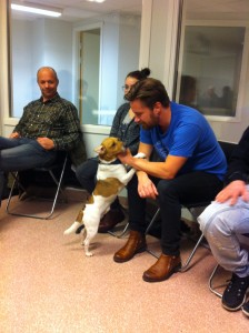 Hundbesök i Jägarskolan av Dieter och Moa Bernstein, Michael blir kompis med hunden.
