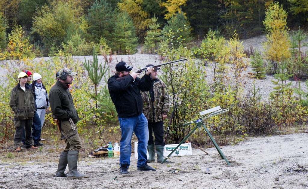 Joakim Söderberg skjuter lerduvor för första gången. Fredrik Eriksson instruerar och Tony Hanses sköter lerduvekastaren. Foto: Olle Olson