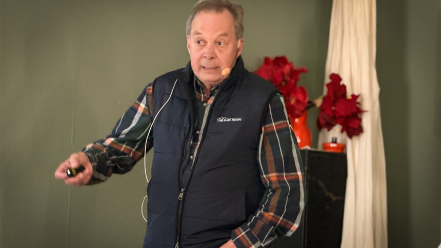 Karl Hedin under sitt föredrag, där han riktade kritik mot myndigheternas hantering av svinpestutbrottet i Fagersta och vargförvaltningen. Foto: Madeleine Lewander