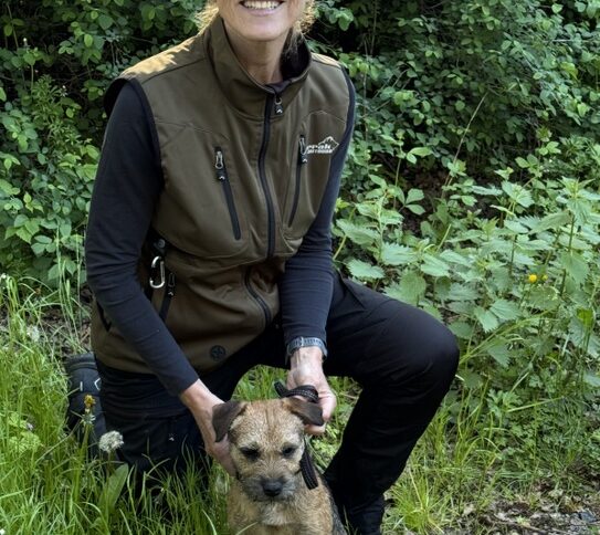 Glada miner hos hundförarna och duktiga hundar vid årets domarbedömda viltspårprov En glad hundförare Kia Åresund, men bordern Willov tyckte nog inte att detta var så svårt.