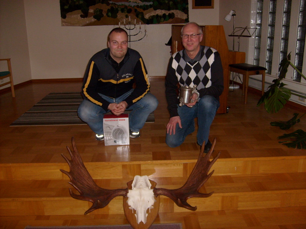Två glada pristagare i den individuella klassen vid 2008-års älgskyttetävling.